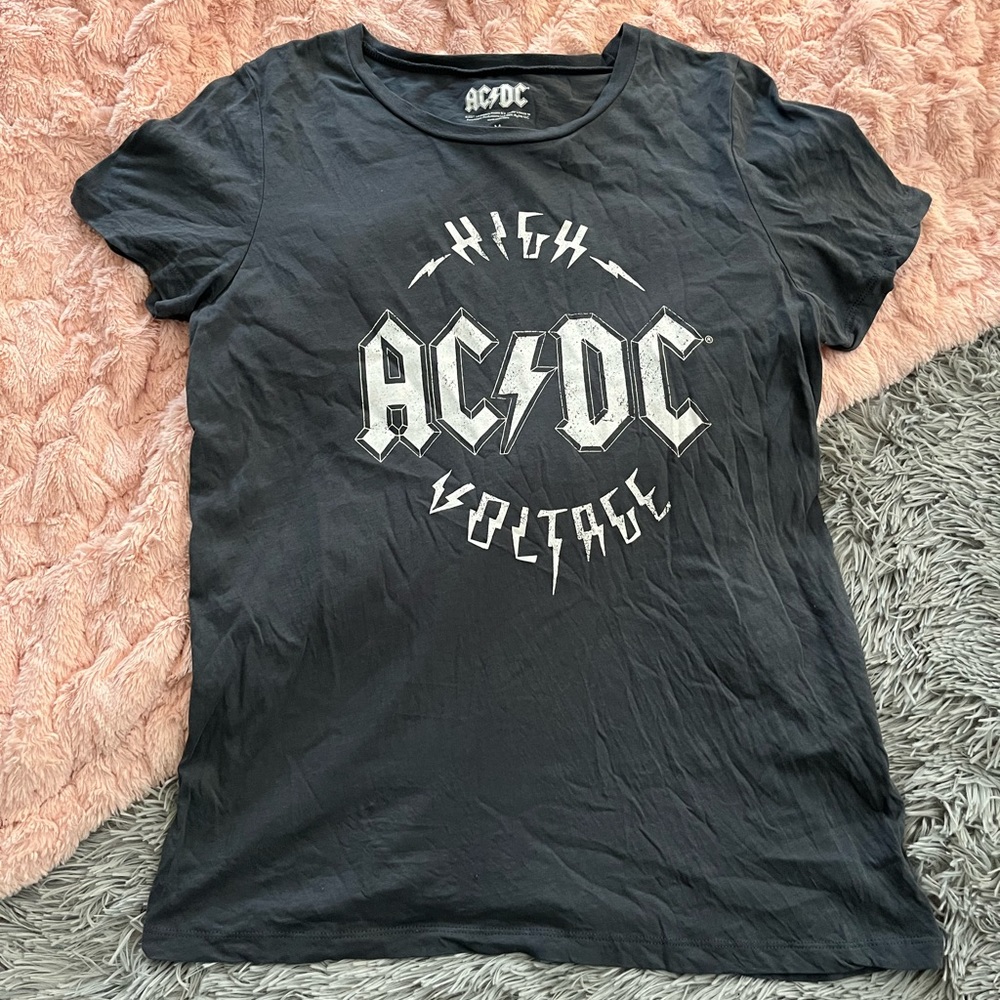 Short sleeve grey AC/DC band tee.